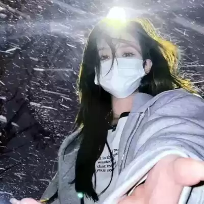 钟由希